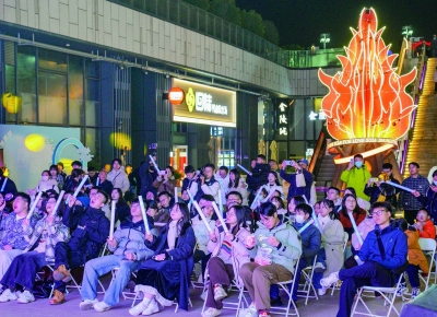 玄武湖东岸点亮迎新篝火