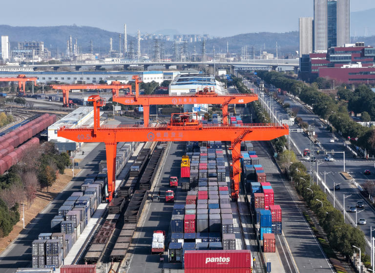 南京物流枢纽一派繁忙 冲刺年度“收官战”