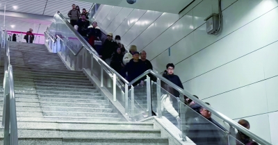 南京南站2号地铁口加装电梯投用