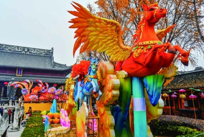灯彩映飞檐，古建添霓裳