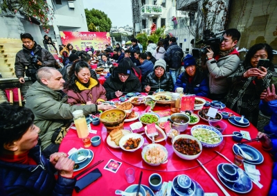 共享美食与团圆 外国家庭喜赴宴