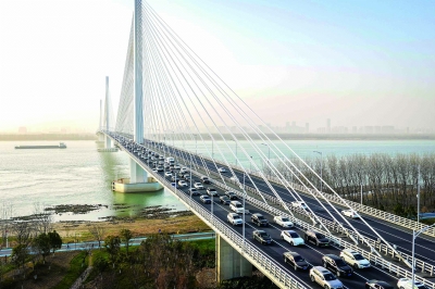 返程高峰 南京江心洲长江大桥车流密集