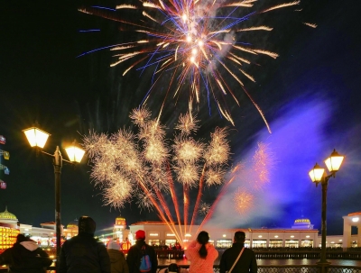 汤山百联奥特莱斯 绚丽的烟花在空中陆续“绽放”