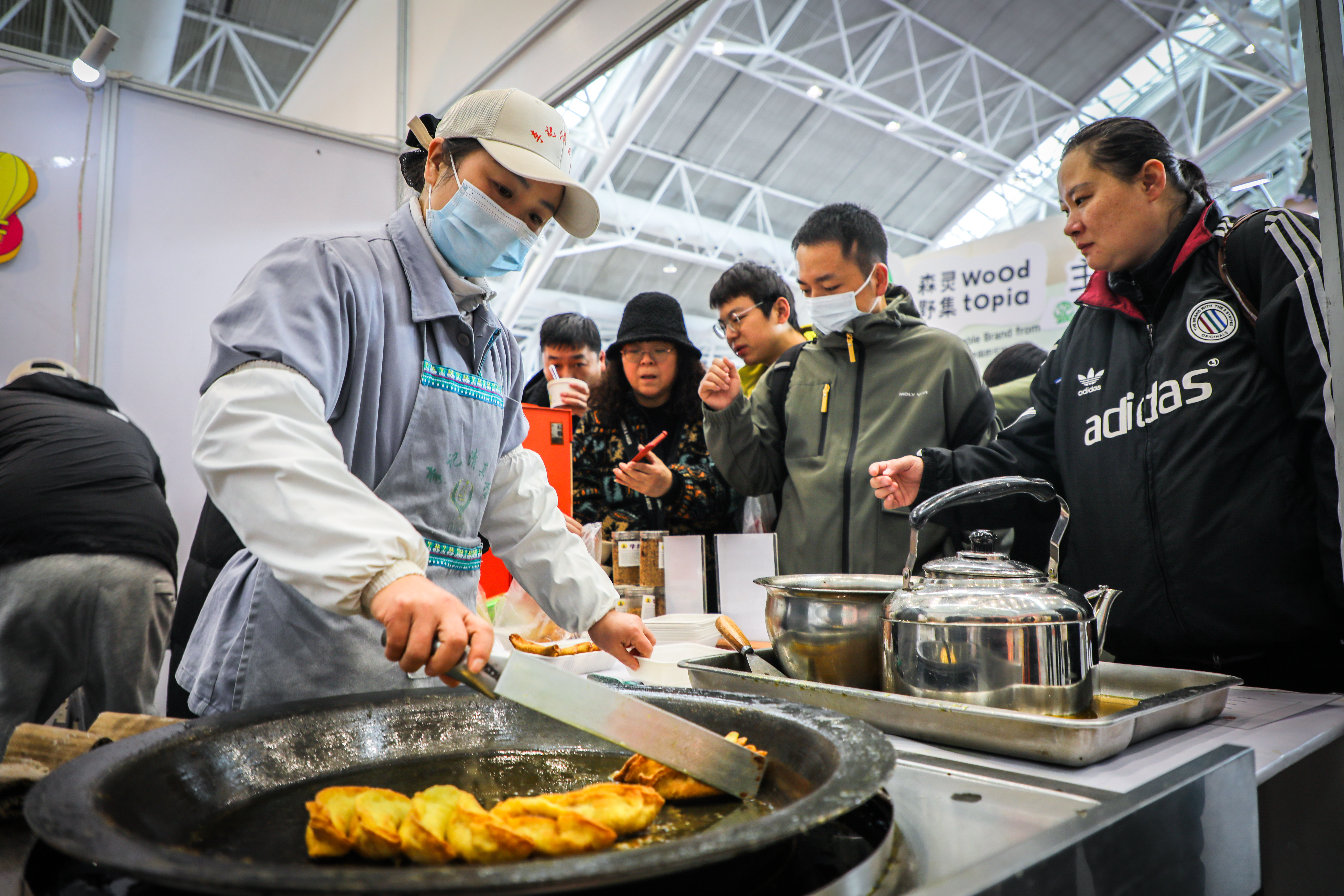 李记清真锅贴备受喜爱。市商务局供图