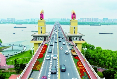 近200平方米主题花坛 亮相南京长江大桥