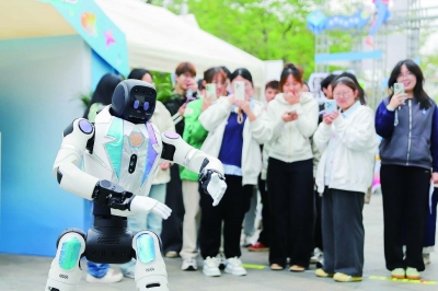 人工智能终端亮相校园“圈粉”无数