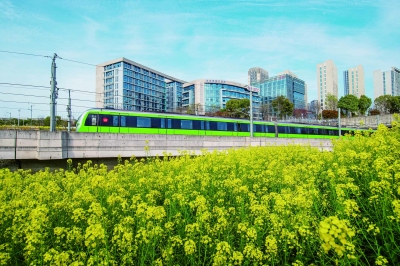 行驶在春天里的地铁