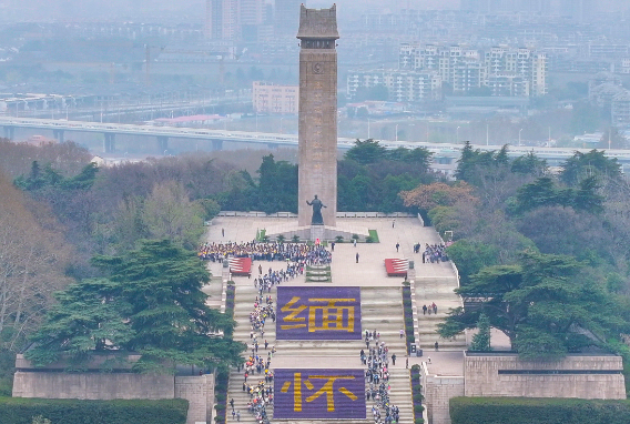 雨花台布置花坛缅怀先烈