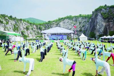 全国健身瑜伽公开赛在汤山开赛