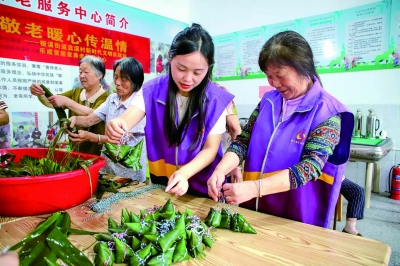 邻里共包粽  香粽送老人