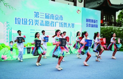 南京6年多了10万名“蓝精灵”
