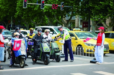 非机动车路口越线停车，违法！危险！