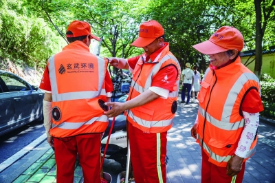南京环卫工人穿上“空调马甲”