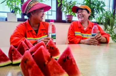 驿站备齐防暑物资，为环卫工人送清凉