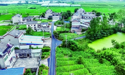 沥青铺就幸福路，告别坑洼迎坦途
