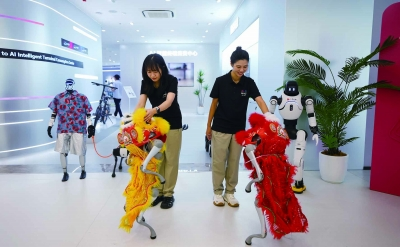 南京首家AI智能终端消费中心启幕