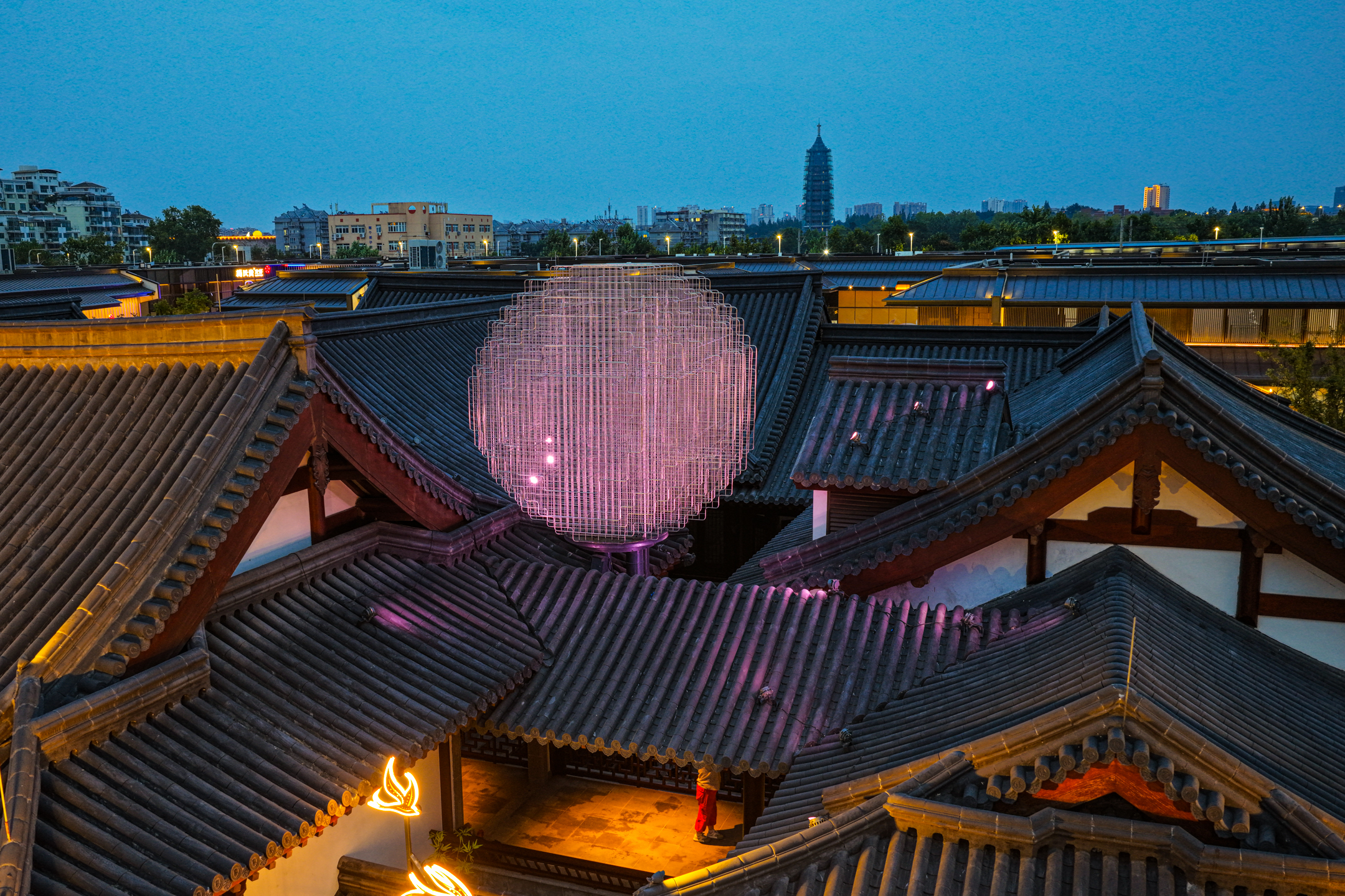 中秋佳节，坐落于南京老城南的南京光环花园城，来宾楼屋檐上，华东首个动态艺术装置 “Moonlight 来宾望月” 静静绽放。南京日报/紫金山新闻记者 董家训 摄