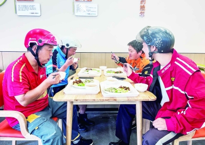 便民食堂开门迎客