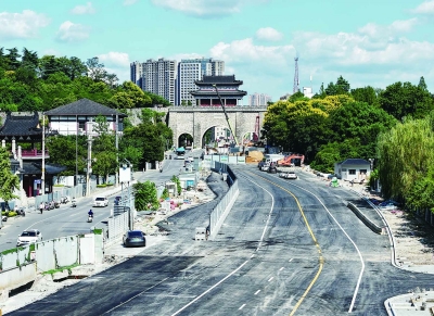 建宁西路东延工程首段沥青路面摊铺完成