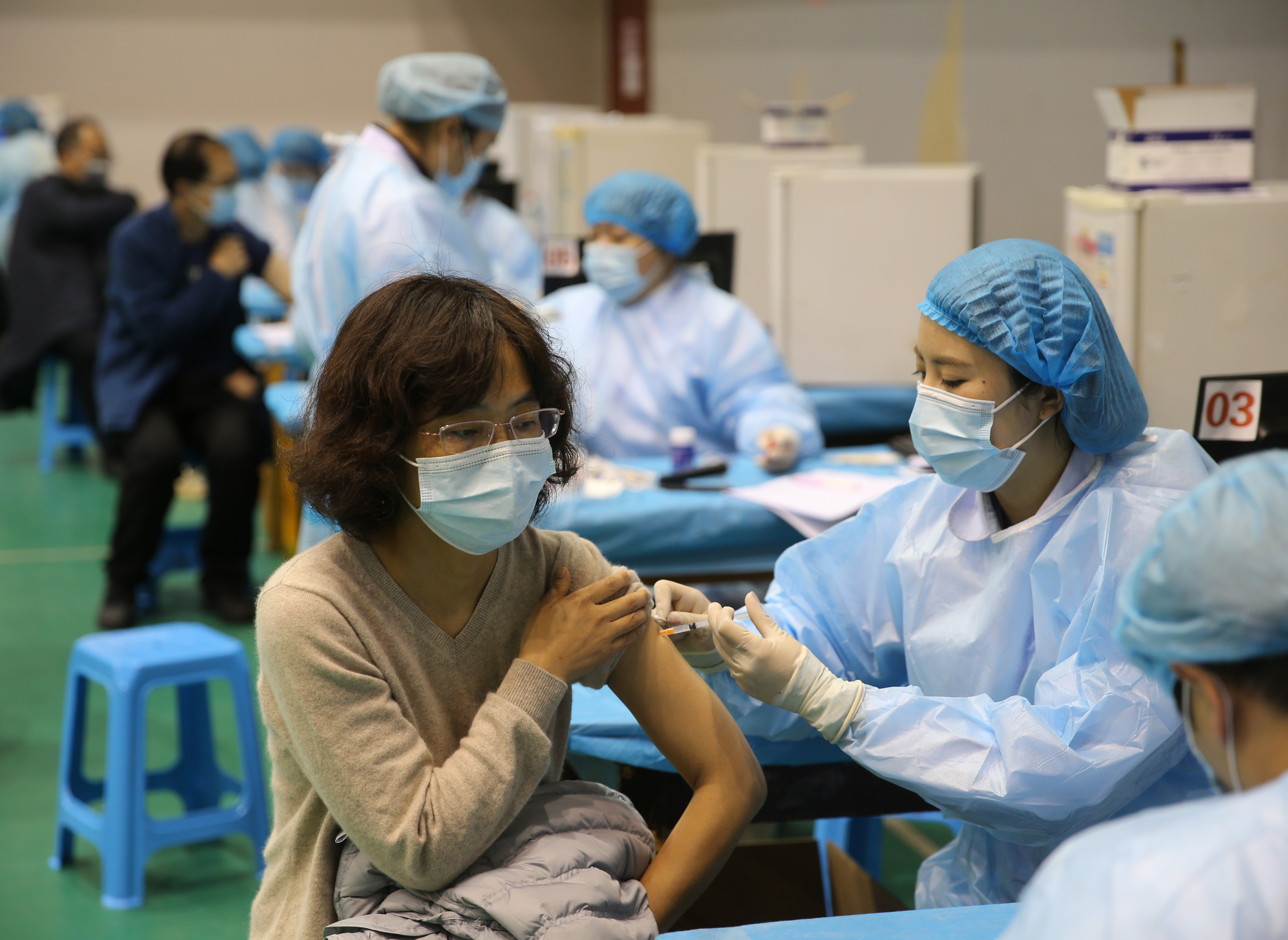 近日，南京航空航天大学明故宫校区体育馆内，学生和教职工在接种新冠疫苗。通讯员 王伟 南报融媒体记者 徐琦摄