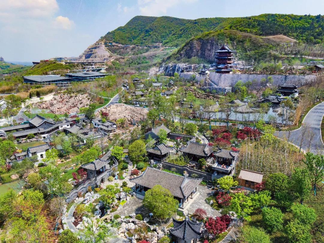 江蘇省園藝博覽會博覽園位於紫金山,棲霞山,寶華山,湯山四大風景區