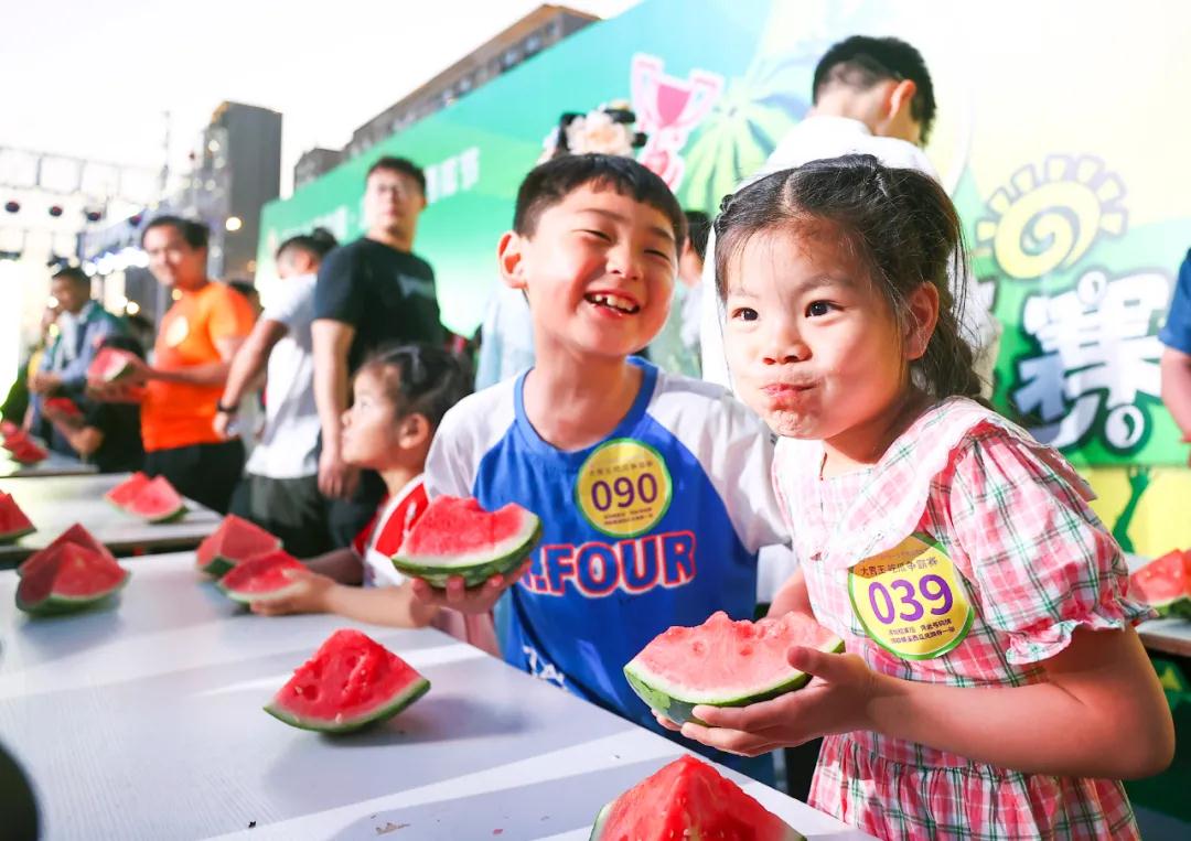 5月23日，第二十届中国·江宁横溪西瓜节甜蜜杯趣味吃瓜大赛在江宁龙湖天街举办。南报融媒体记者 冯芃摄