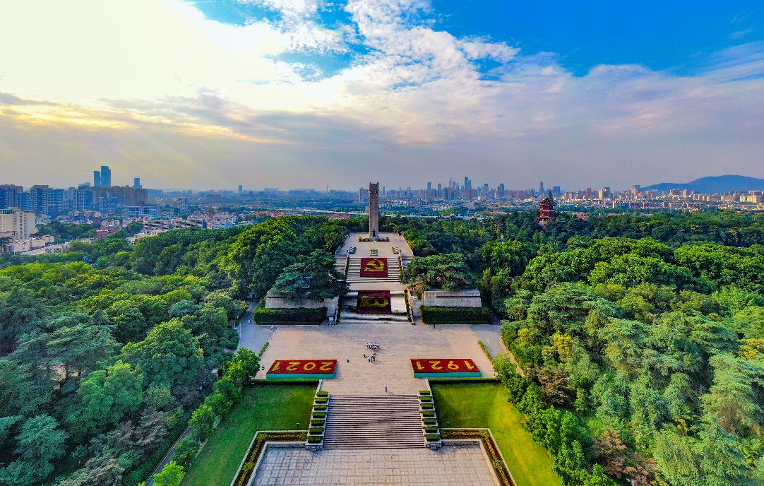 雨花台烈士陵园庆祝建党百年巨型花景。 南报融媒体记者 冯芃摄 