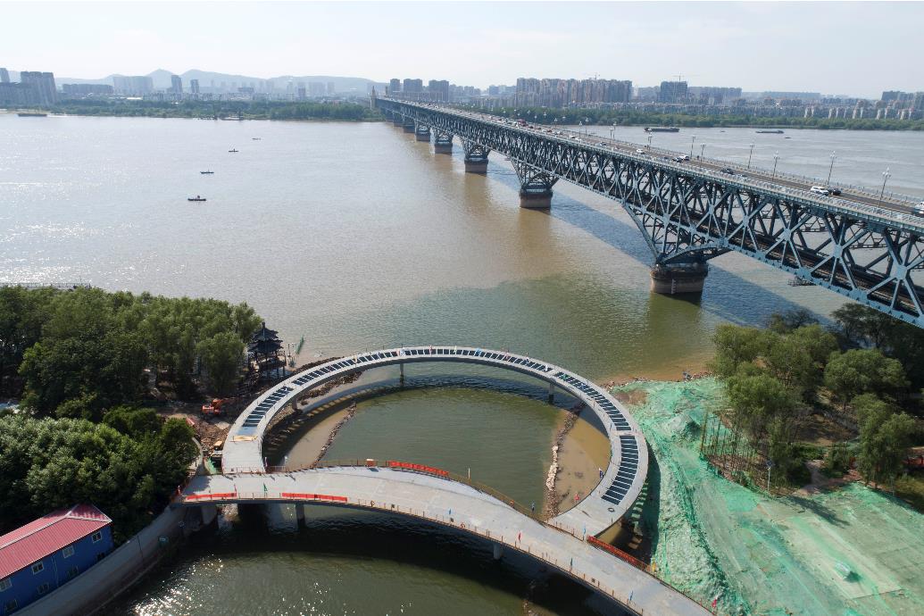 金川河入江口景观桥正在建设中