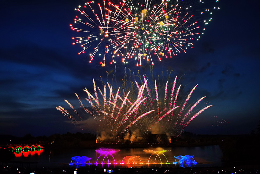 5月2日,江宁银杏湖畔,一场盛大的烟花秀浪漫绽放,吸引了上千游客观赏