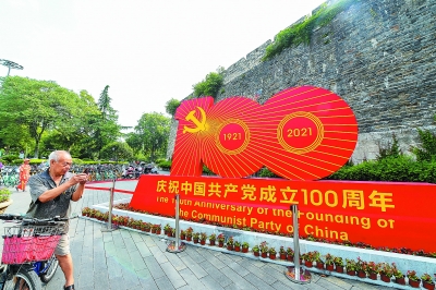 汉中门城门前的庆祝建党100周年雕塑。 