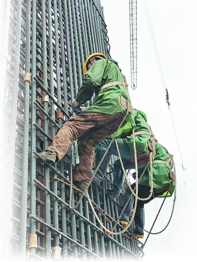 在仙新路长江大桥工地上，建设现场工人们正在进行钢筋绑扎。南报融媒体记者 冯兴 通讯员 赵懿摄 