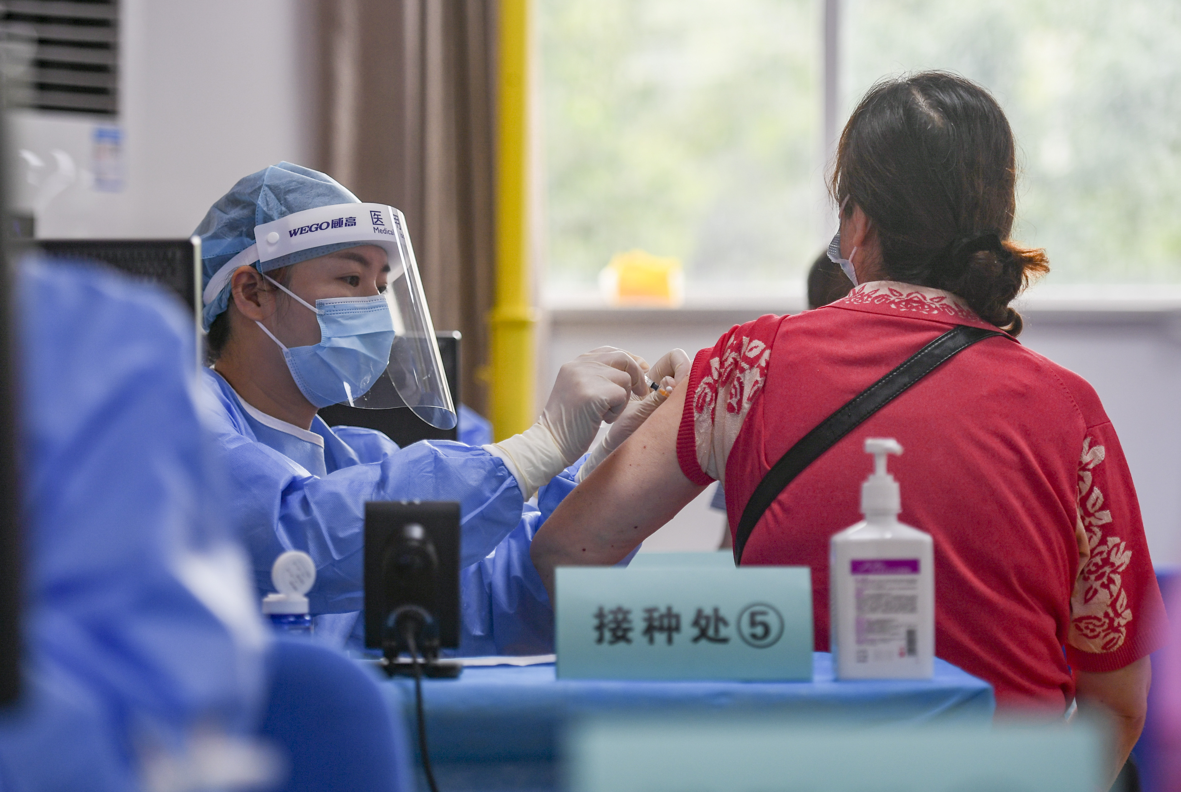 在秦淮区光华路街道文体活动中心,市民戴好口罩,有序接种新冠疫苗