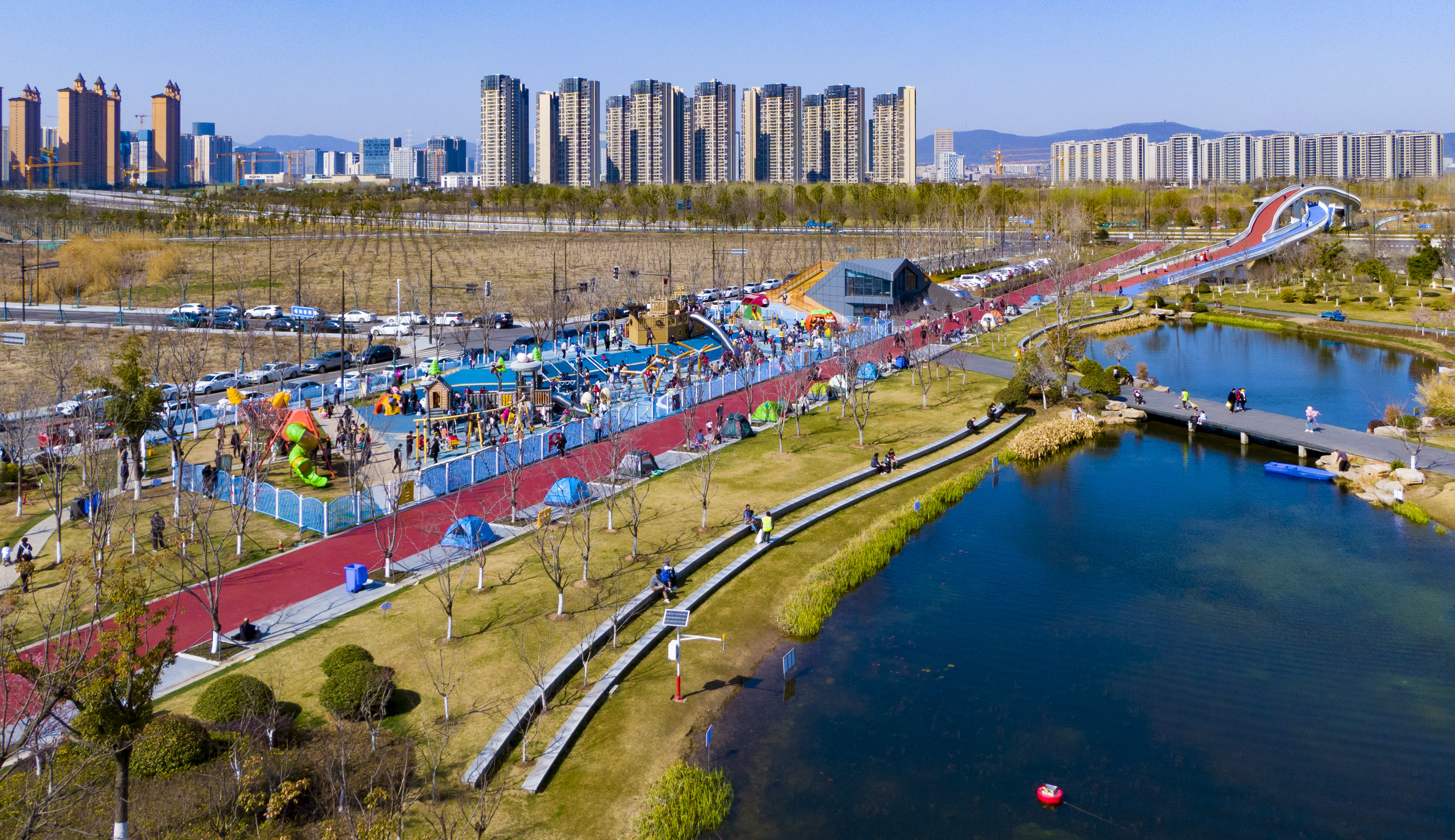 天气晴好，江北新区青龙绿带启龙亲江乐园迎来游玩和踏青的市民。 南报融媒体记者 冯芃摄