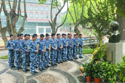 昨天，南京师范大学附属中学，学生们来到袁隆平雕像前敬献鲜花、表达哀思。 南报融媒体记者 徐琦 通讯员 李娜摄