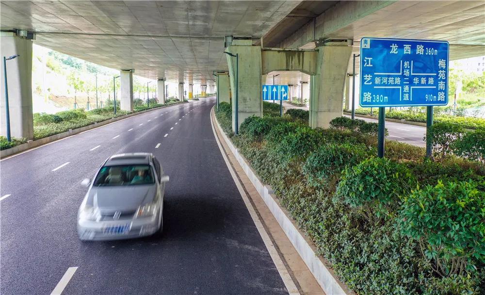 机场二通道雨花台区地面段开放通车。南报融媒体记者 冯芃摄