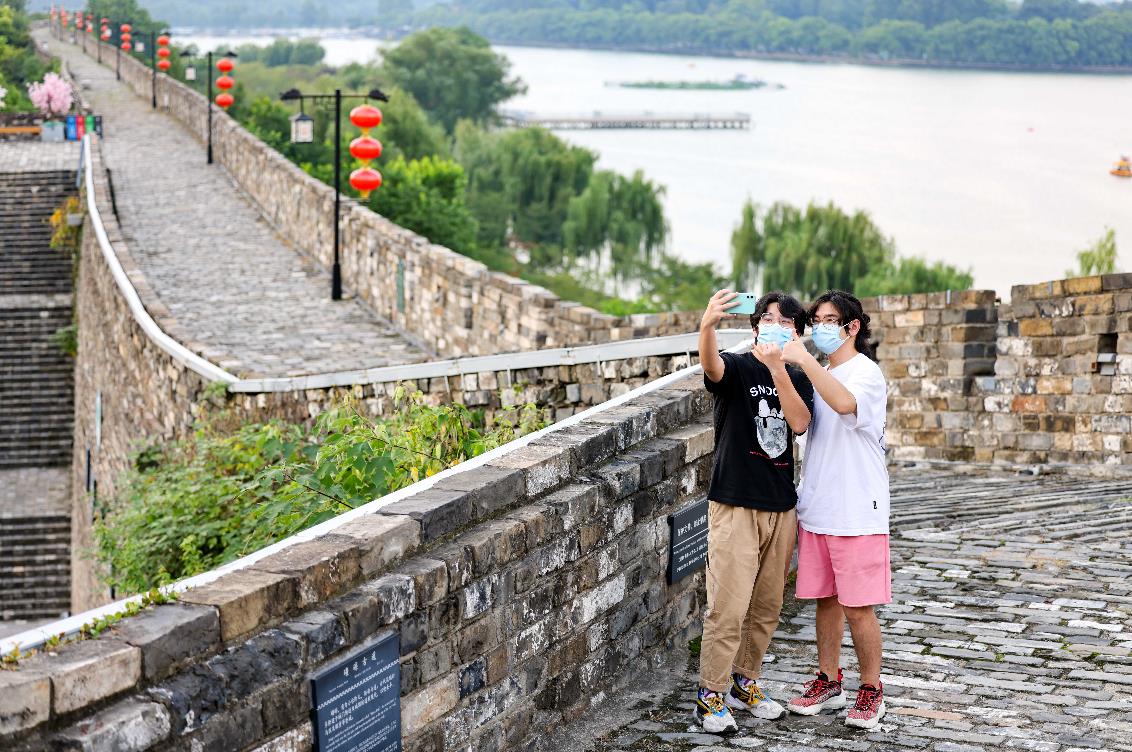 游客在南京明城墙台城景区登高远眺、悠闲散步，领略山水城林的大美南京。南报融媒体记者 段仁虎 摄