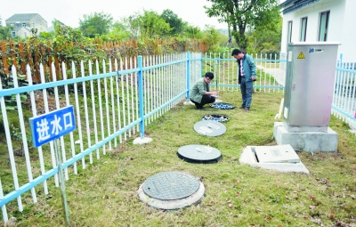 工作人员正在巡查红土村污水处理管网，查看井盖。南报融媒体记者 冯芃 摄