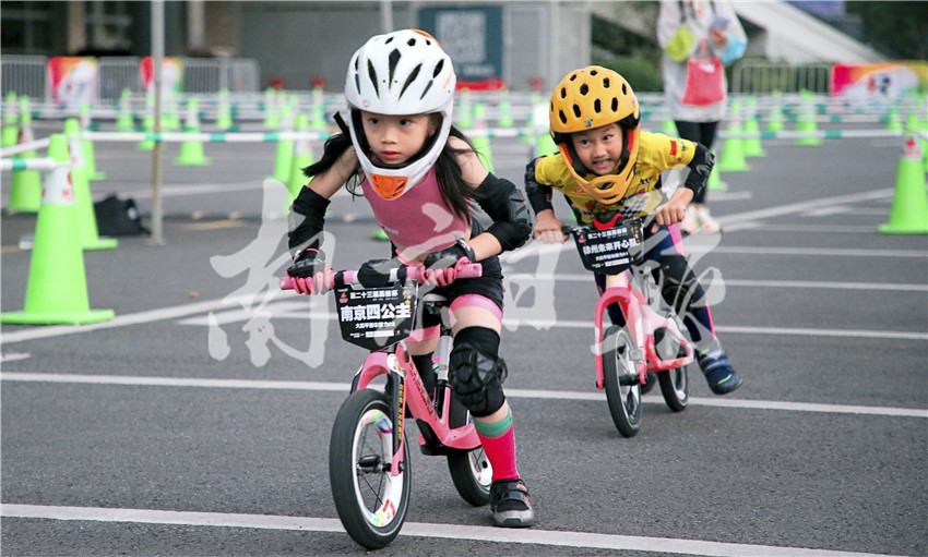 10月5日,第二十三届"荔枝杯"少儿平衡车竞速赛在南京旅游集团国展中心