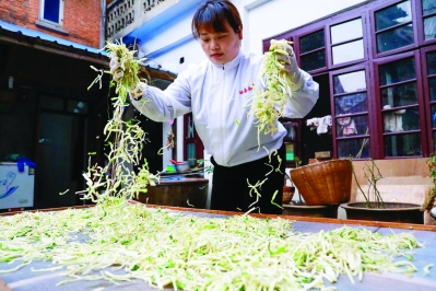 林春和香菜製作傳承人陶賢霞正在醃製小菜. 張磊攝