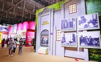 市民参观中国共产党在江苏历史展。 南报融媒体记者 冯芃摄