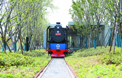 图为穿行在园博园内的小火车。