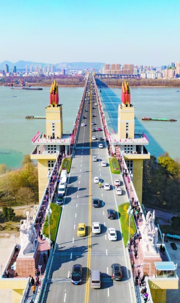 建成于1968年的南京长江大桥是长江上第一座由我国自行设计和建造的特大型公铁两用桥梁。