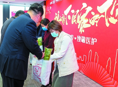蔬菜大礼包送到4名南京医护人员代表手中。 南报融媒体记者 段仁虎摄
